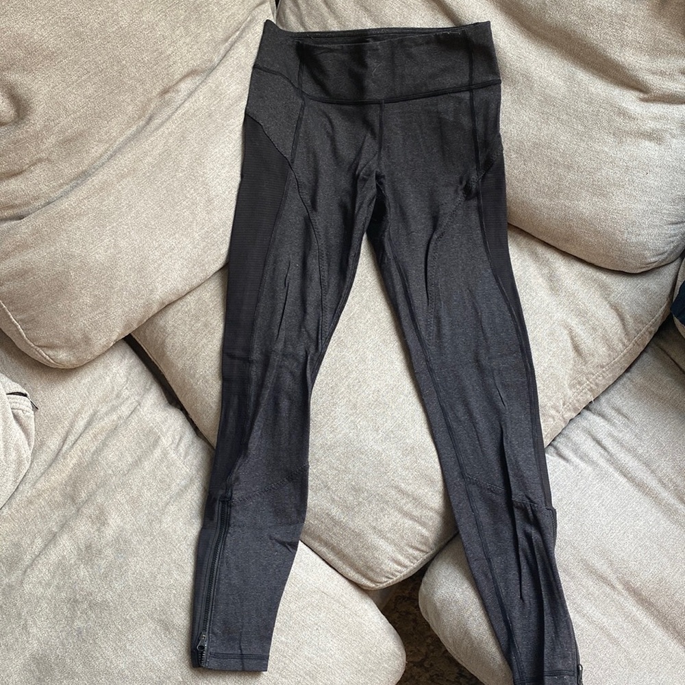 Lululemon Grey & Blck thin striped leggings